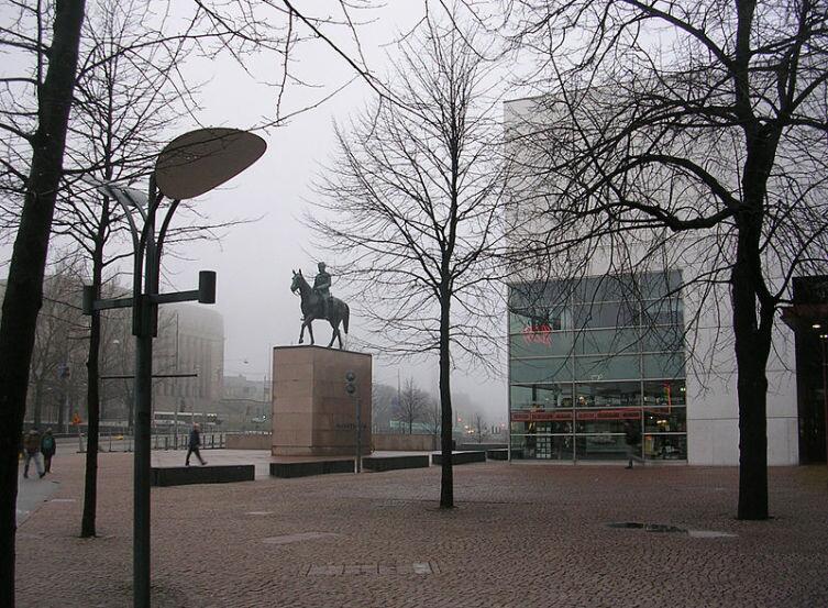Памятник маршалу Маннергейму и музей современного искусства 