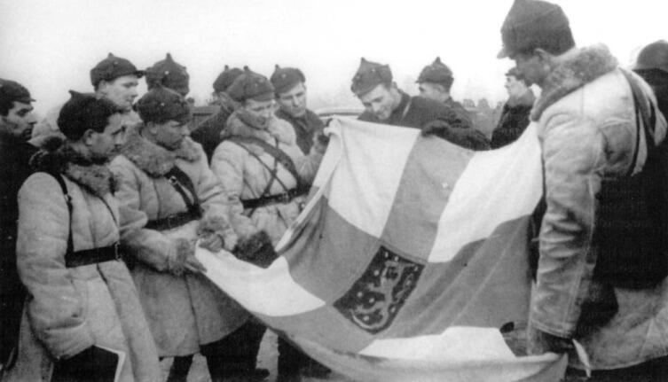 Группа красноармейцев с захваченным флагом Финляндии