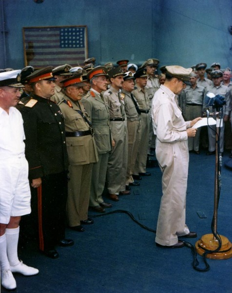 Представитель СССР К. Н. Деревянко (стоит второй слева) присутстствует при подписании акта о капитуляции Японии. У микрофона генерал Д. Макартур