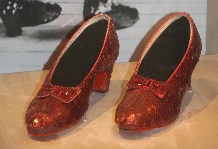 Пример туфель-лодочек — рубиновые башмачки Дороти из к-ф «Чародей из страны Оз», 1939 г.