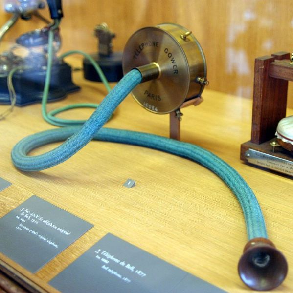 Копия оригинального телефона Александра Белла из Музея искусств и ремёсел