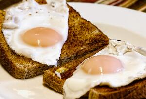 Что «все знают» о правильном питании? Экскурс в народную диетологию: «Завтрак съешь сам...»