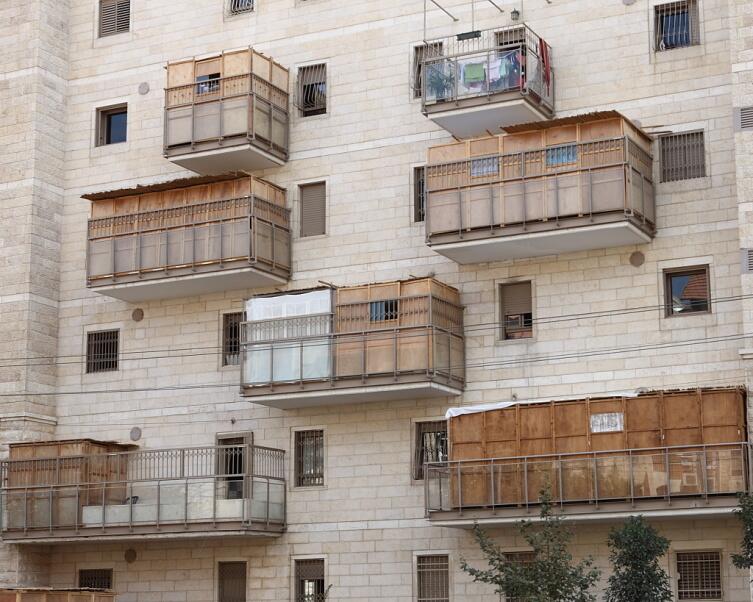 Балконы в многоэтажных домах в дни праздника Суккот