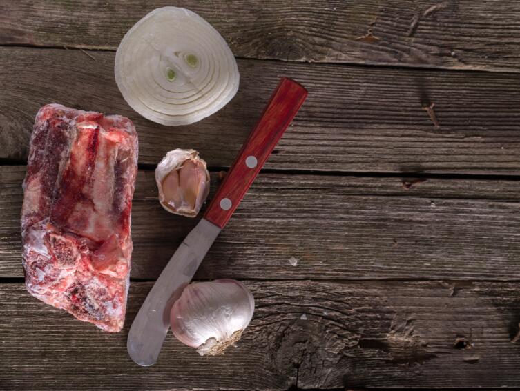 Как правильно разморозить мясо?