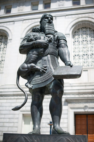 Современная статуя Ашшурбанапала - основателя первой библиотеки. Сан-Франциско