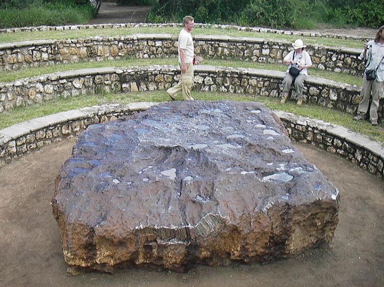 Гоба — крупнейший из найденных метеоритов. Также является самым большим на Земле куском железа природного происхождения
