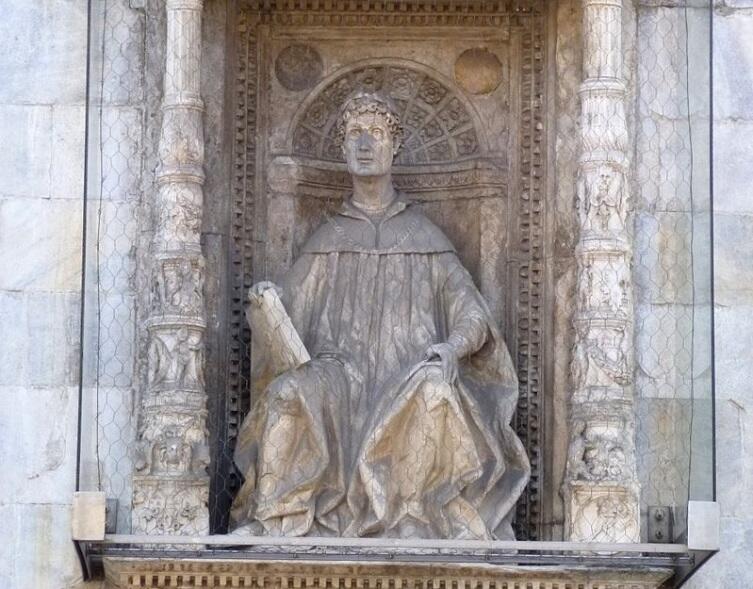 Памятник Плинию в Комо, XV век