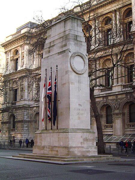 Кенотаф, Уайтхолл, Лондон. Посвящён британцам, погибшим в Первой мировой войне. Архитектор — Эдвин Лаченс