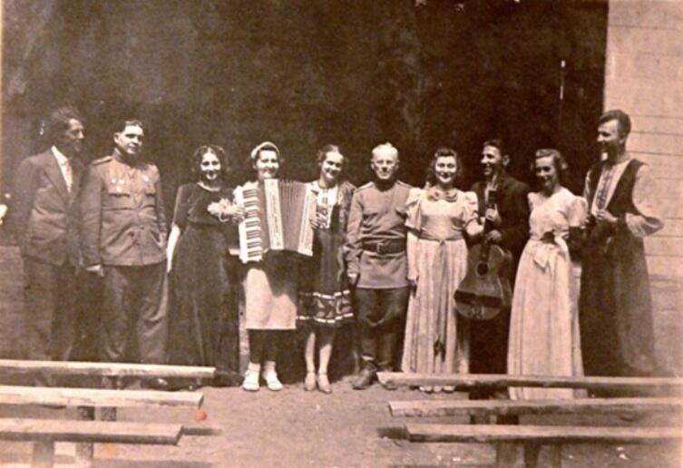 Октябрь 1942 г. Фронтовая воронежская артистическая бригада. По центру балерина Гарина Марианна Оскаровна