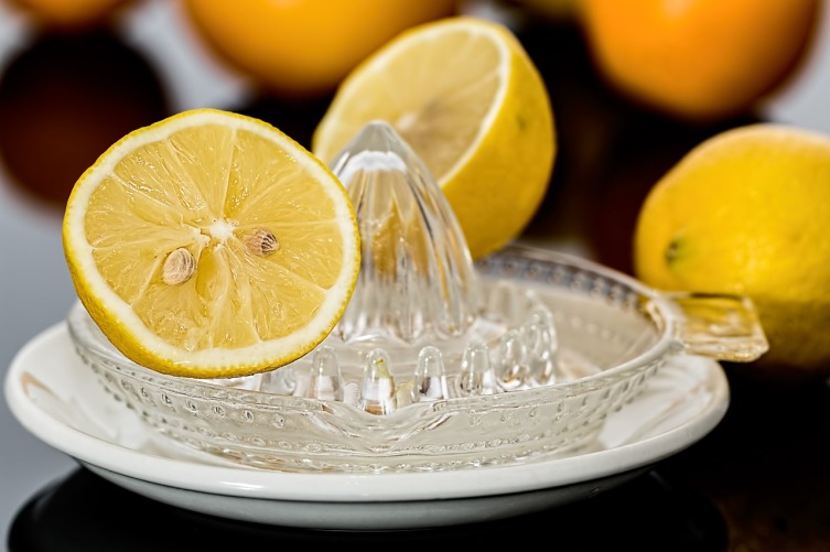 Лимонный сок обладает отбеливающими свойствами