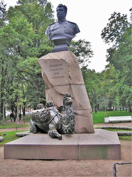Памятник Пржевальскому в Александровском саду. 