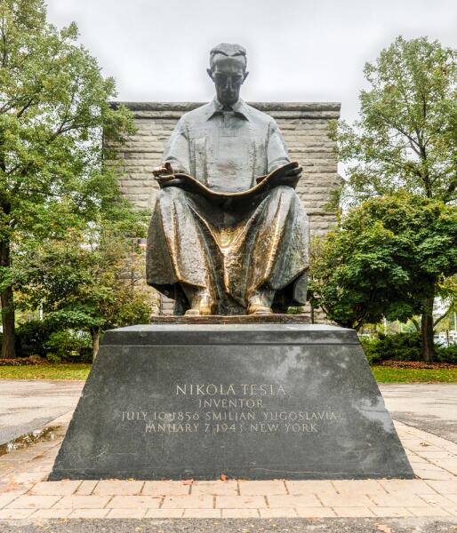 Памятник Николе Тесла в Парке Ниагара-Фолс