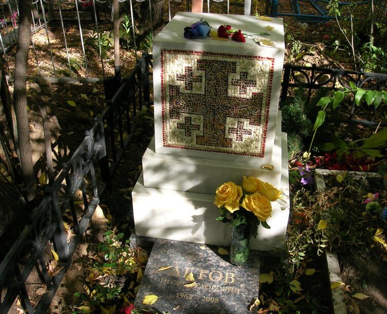 Памятник на могиле Егора Летова, сентябрь 2010 г.