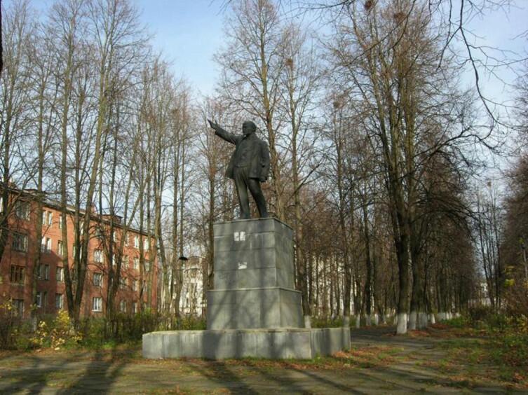 В городе несколько памятников Ленину...