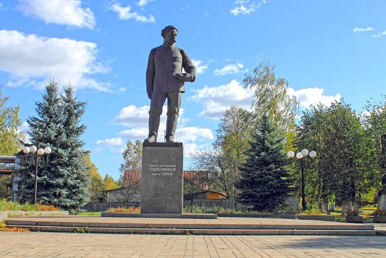 ...и памятник Г.Орджоникидзе у заводоуправления