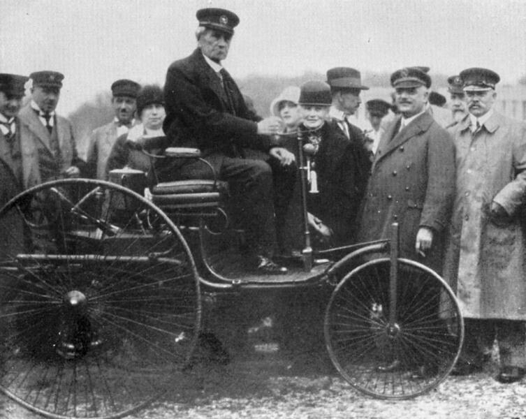 Карл Бенц в качестве водителя и его жена Берта среди общественности, 1914 г.