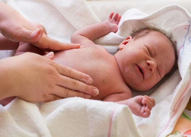 Как спасти малыша от колик? Борьба за спокойный сон