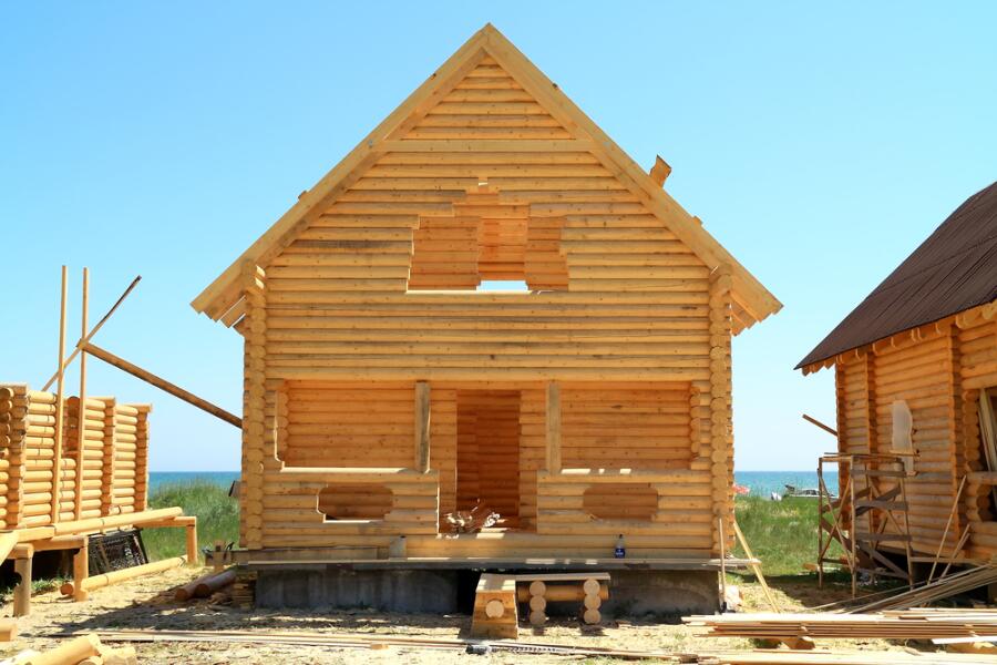 Почему деревянные дома лучше начинать строить весной
