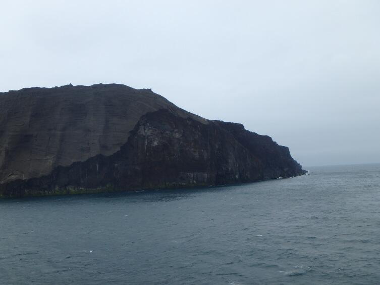 Поверхность острова состоит из достаточно рыхлой вулканической породы