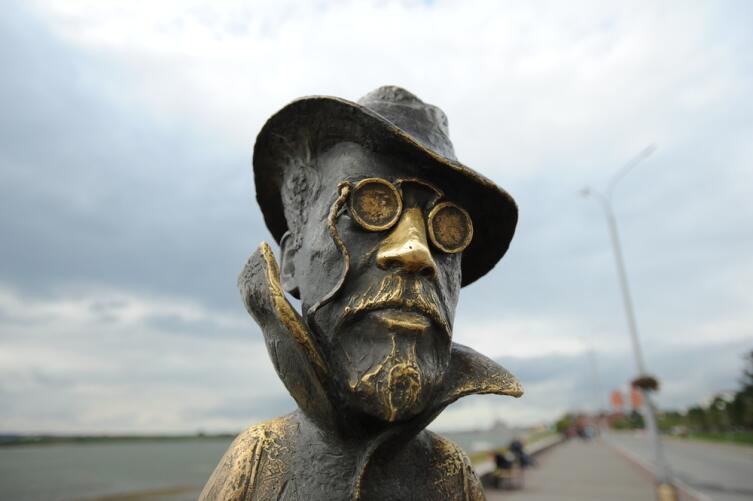 Памятник писателю А.П.Чехову на набережной в Томске