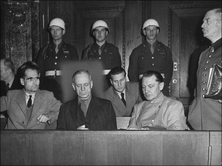Рудольф Гесс, Иоахим фон Риббентроп, Герман Геринг, Вильгельм Кейтель на Нюрнбергском процессе