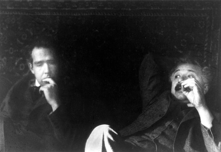 Нильс Бор и Альберт Эйнштейн (вероятно, декабрь 1925 г.)