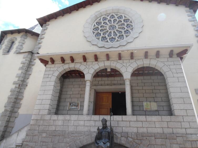 Церковь Св. Арменголя вход