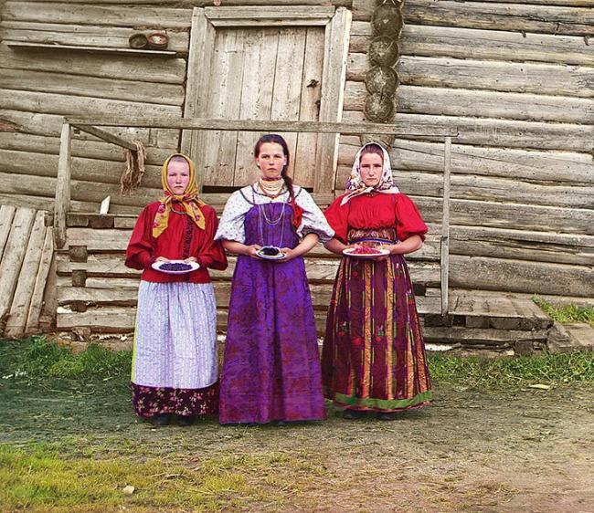 Молодые русские крестьянки недалеко от реки Шексна, 1909 г.