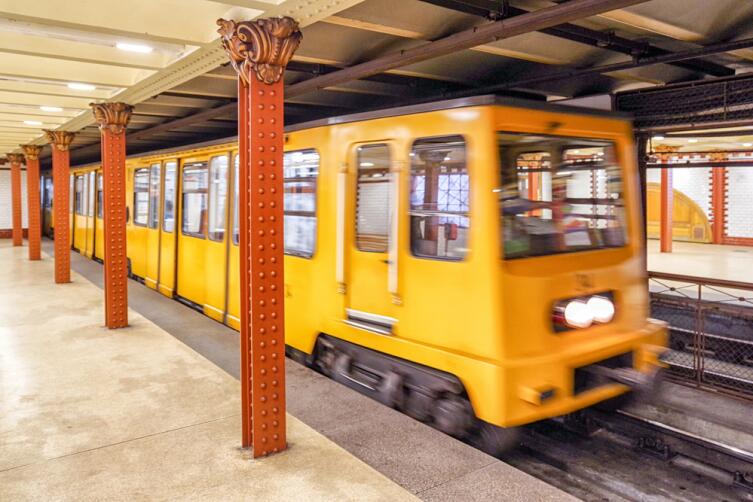 Желтый поезд на станции метро «Опера»