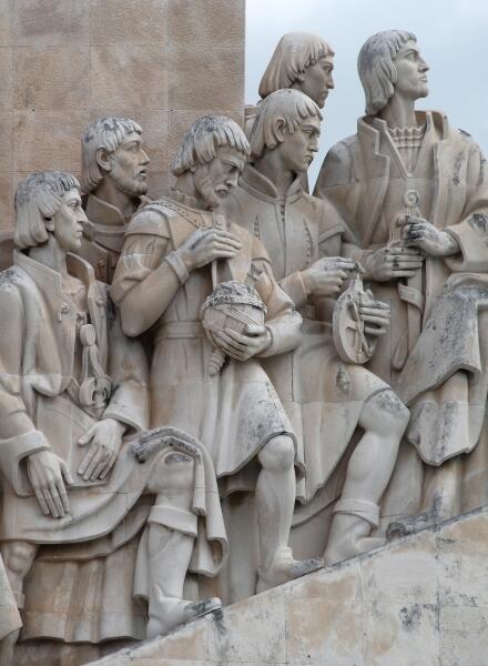 Памятник первооткрывателям в Лиссабоне. Педру Нуниш с глобусом