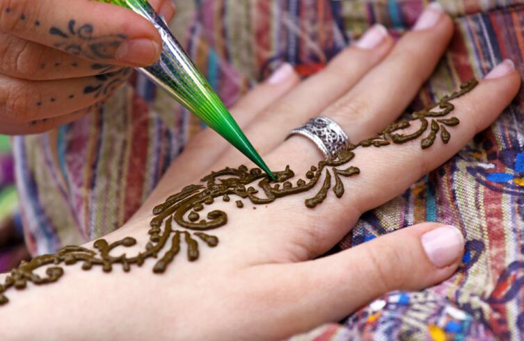 Почему женщины украшают себя рисунками мехенди?