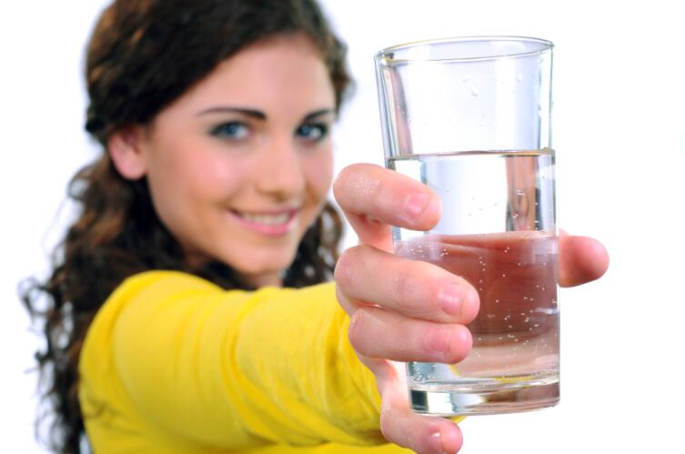 Обычная негазированная вода — здоровый и правильный выбор, её можно пить, не опасаясь лишних калорий