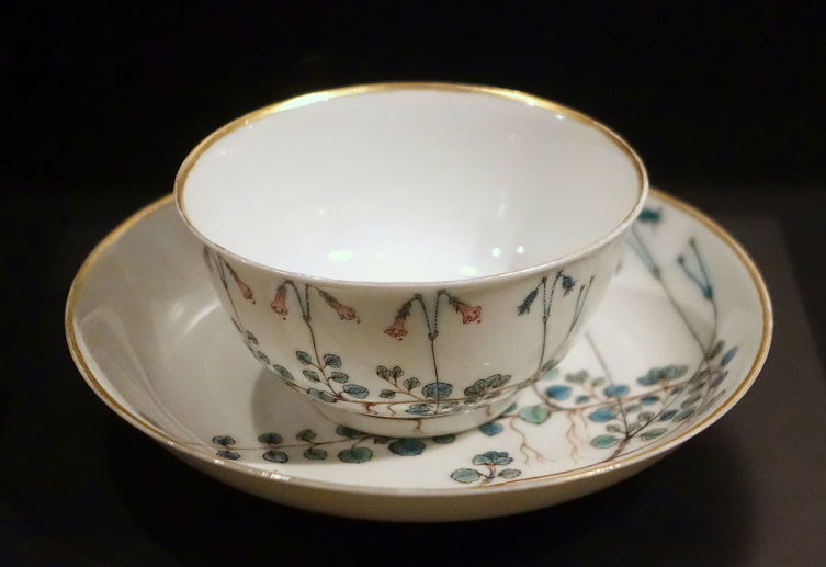 Чашка и блюдце с изображением цветущей линнеи северной. Часть сервиза, заказанного для Карла Линнея. Китай, примерно 1755 год. Музей Восточной Азии, Стокгольм