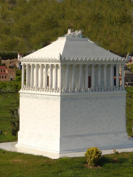 Уменьшенная модель мавзолея в парке Миниатюрк, Стамбул, Турция