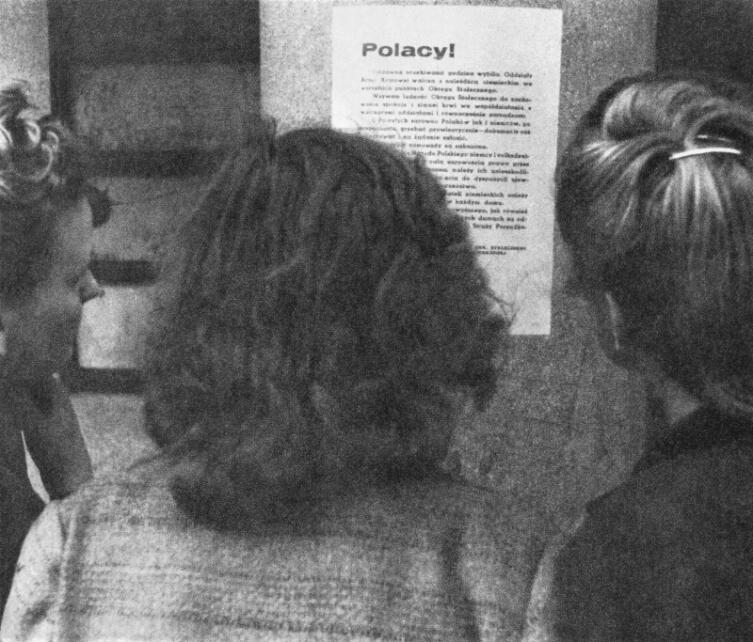 Женщины читают листовку с заявлением о начале Варшавского восстания