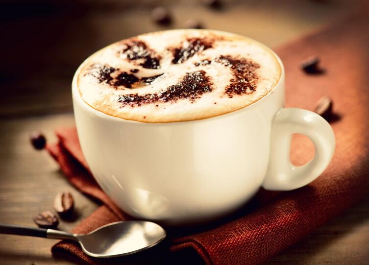 Венские кофевары попытались смягчить горечь напитка и стали добавлять в него сливки, сахар и даже мед, так появился «кофе по-венски»