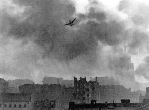 Юнкерс Ju-87 бомбардирует Старый город в Варшаве. Август 1944 г.
