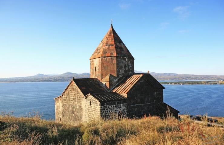 Древний монастырь Севанаванк на озере Севан
