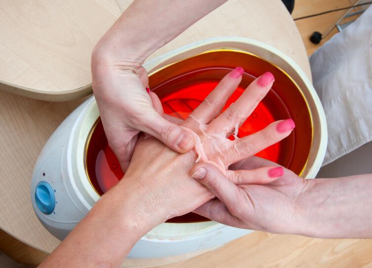 Как ухаживать за кожей рук с помощью парафинотерапии?