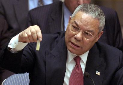 Колин Пауэлл демонстрирует пробирку с биологическим оружием (сибирской язвой) на заседании ООН 5 февраля 2003 года