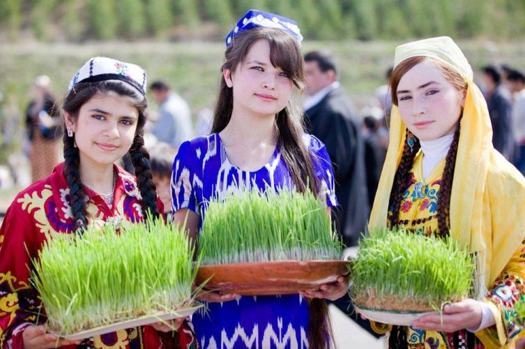 Таджикские девушки на празднике Новруз в Душанбе, Таджикистан