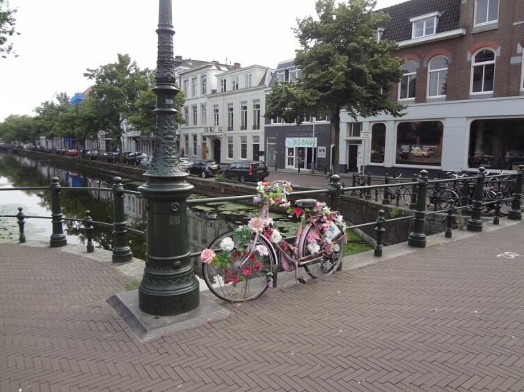 Каналы и велосипеды — визитная карточка Гааги, да и всей Голландии