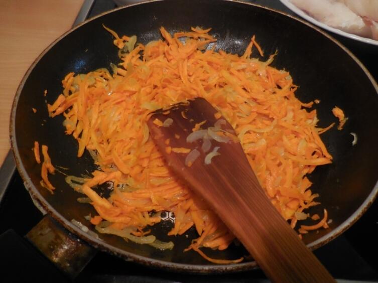 Ещё пару-тройку минут, время от времени помешивая луково-морковную зажарку, подержал сковороду на огне