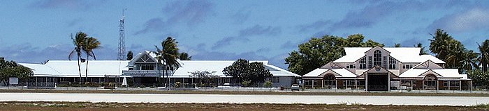 Здание правительства (слева) и парламента Науру (справа)