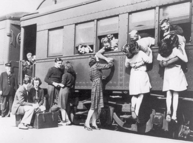 Прощание на вокзале перед отъездом на Вторую мировую войну