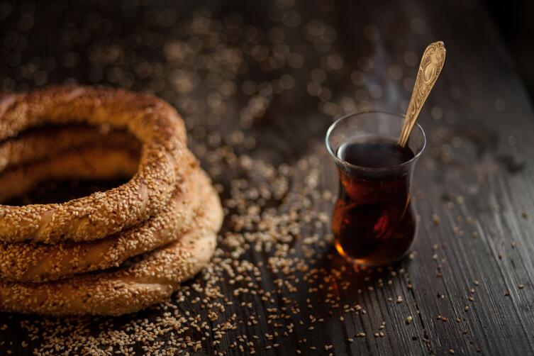 Турецкие бублики симит и стакан чая