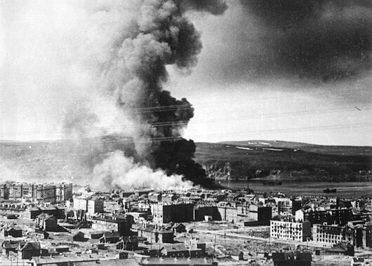 Пожар после налета, Мурманск, 1942 г.