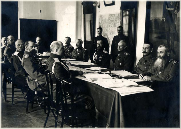 Император Николай II и командующие фронтами на заседании Ставки