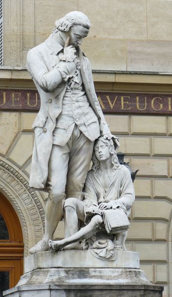 Памятник: Валентин Гаюи и его первый ученик Франсуа де Лезюер