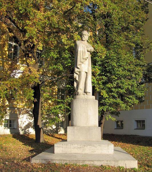 Памятник Герцену во дворе МГУ